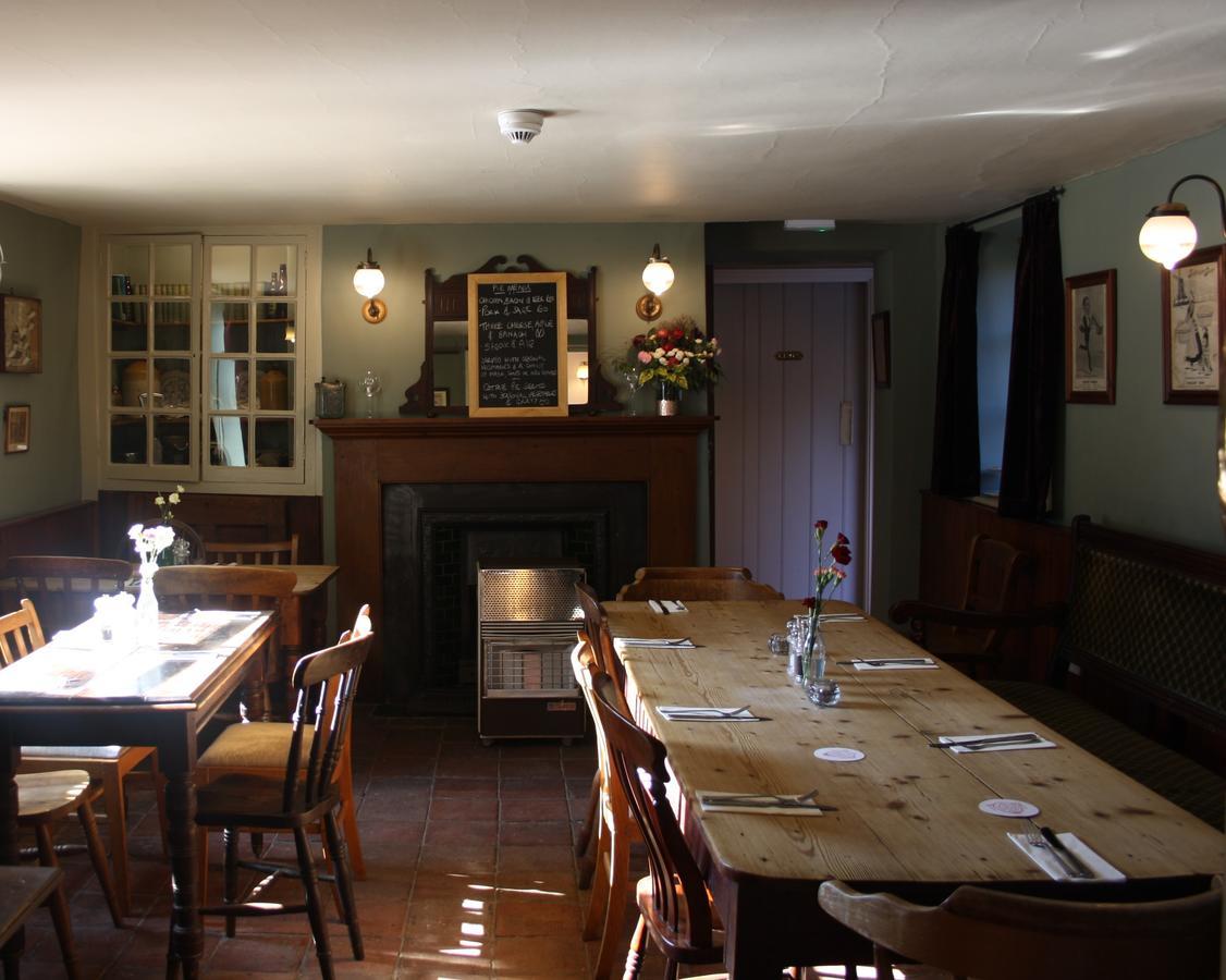 The Three Horseshoes Warham Luaran gambar